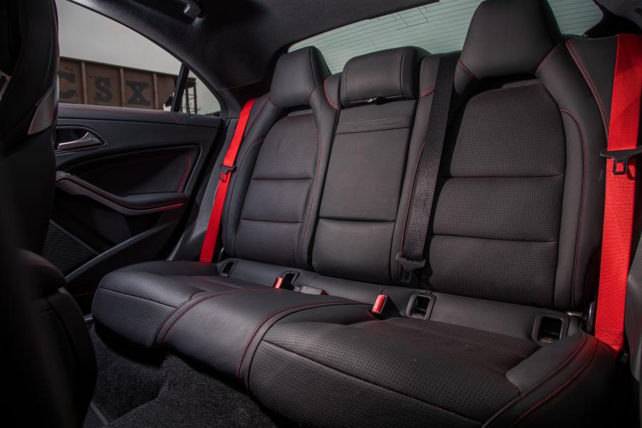 Интерьер Mercedes-AMG CLA45 4Matic (C117) 2016 года  (NA) (фото 16 из 34)